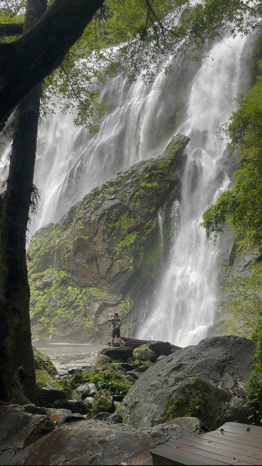 ชี วิ ต อิ ส ร ะ, Khlong Lan Waterfall