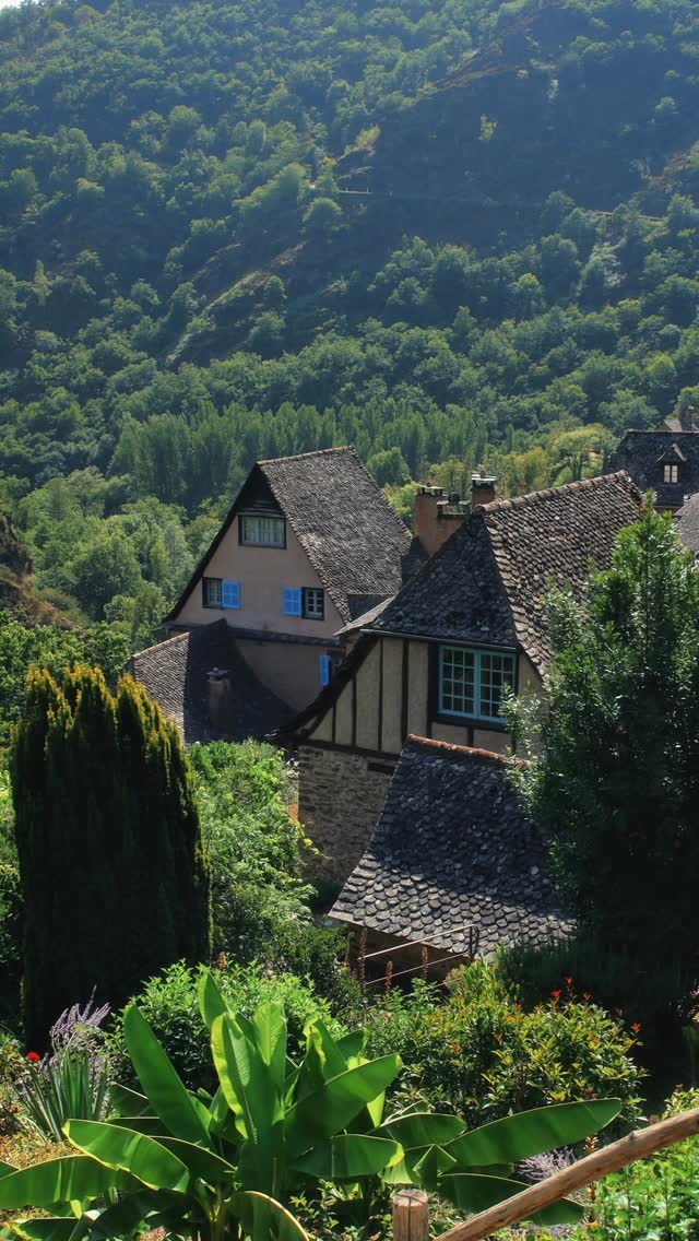 Victor : slow & meaningful travel, Conques
