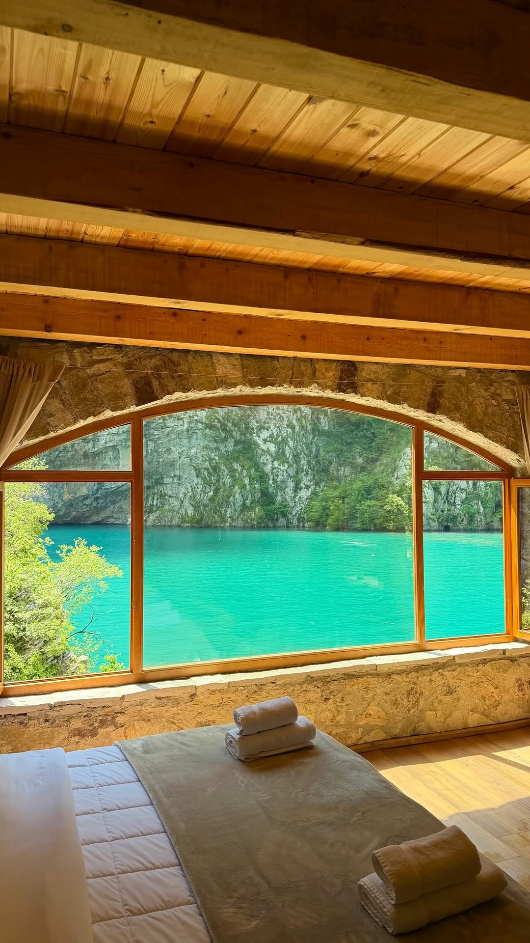 Charles, Komani Lake