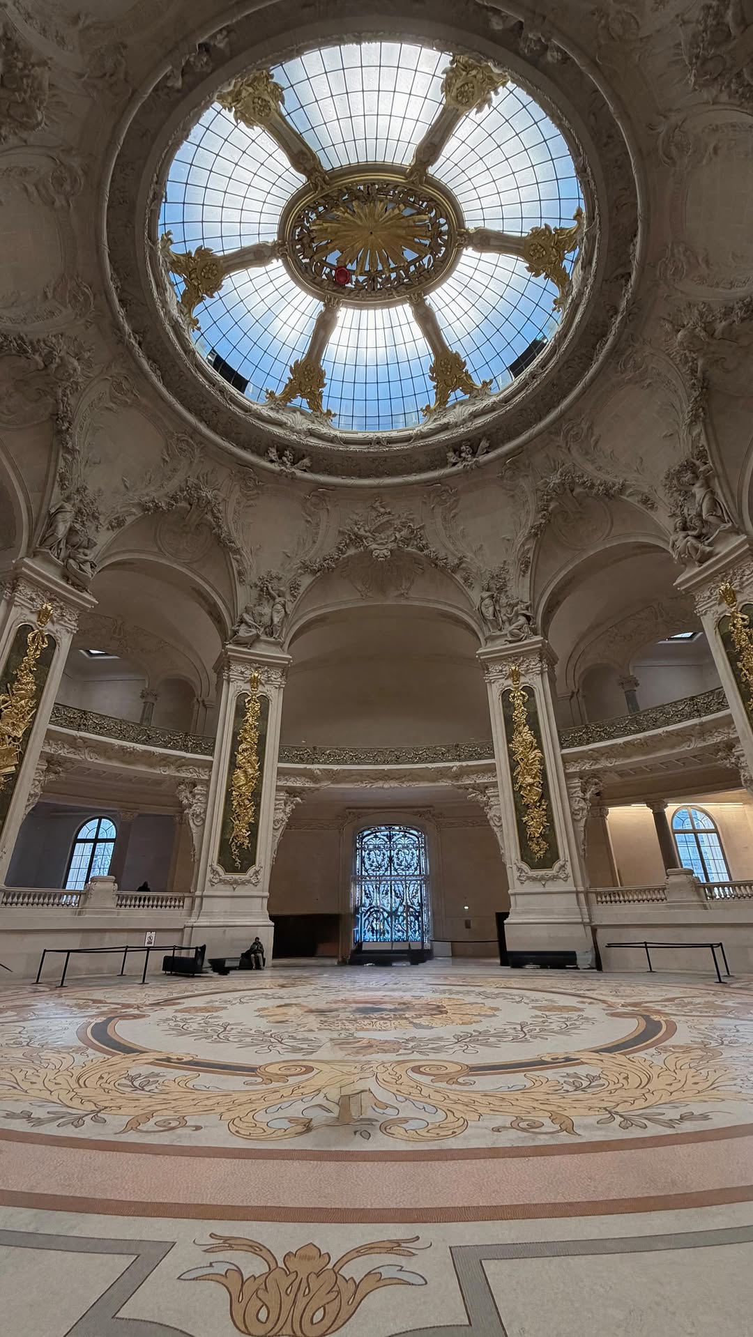 Linh | Travel & Lifestyle, Champs-Élysées