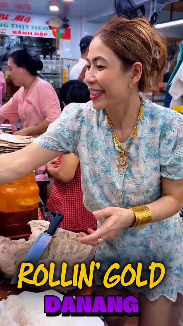 Ms. Yummyface | Vietnam Food Adventurer, Con Market