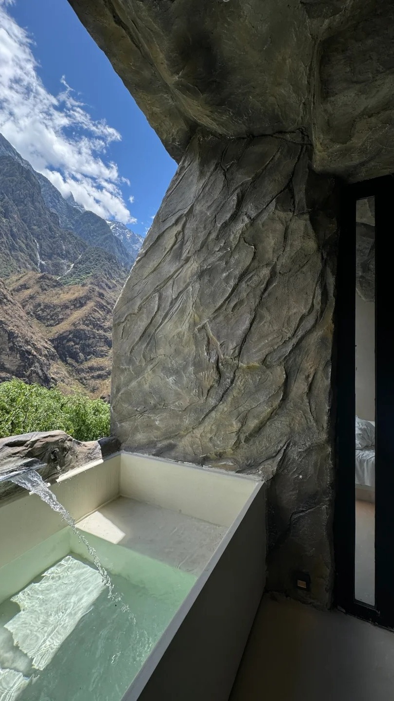 Lulu_outside, Tiger Leaping Gorge