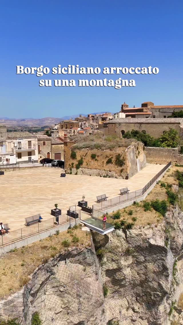 Elena, Grotte