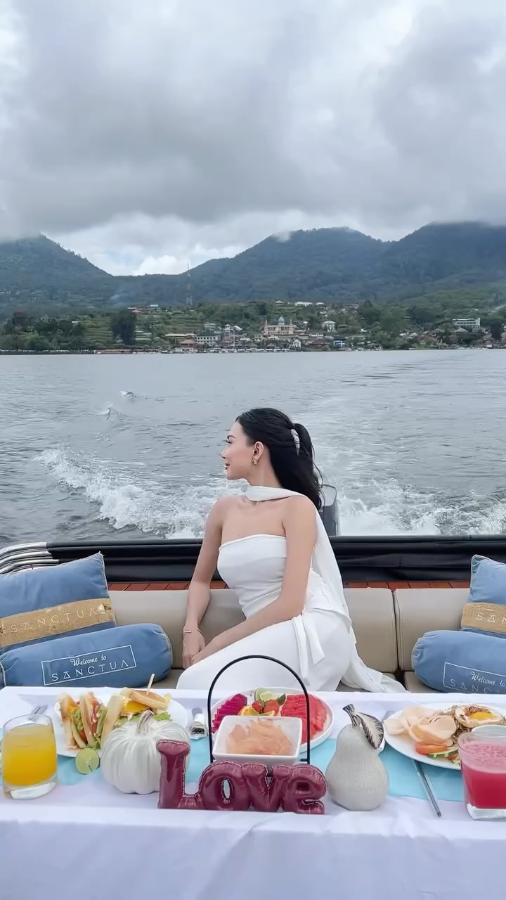yunita adelia🦋, Ulun Danu Beratan Temple