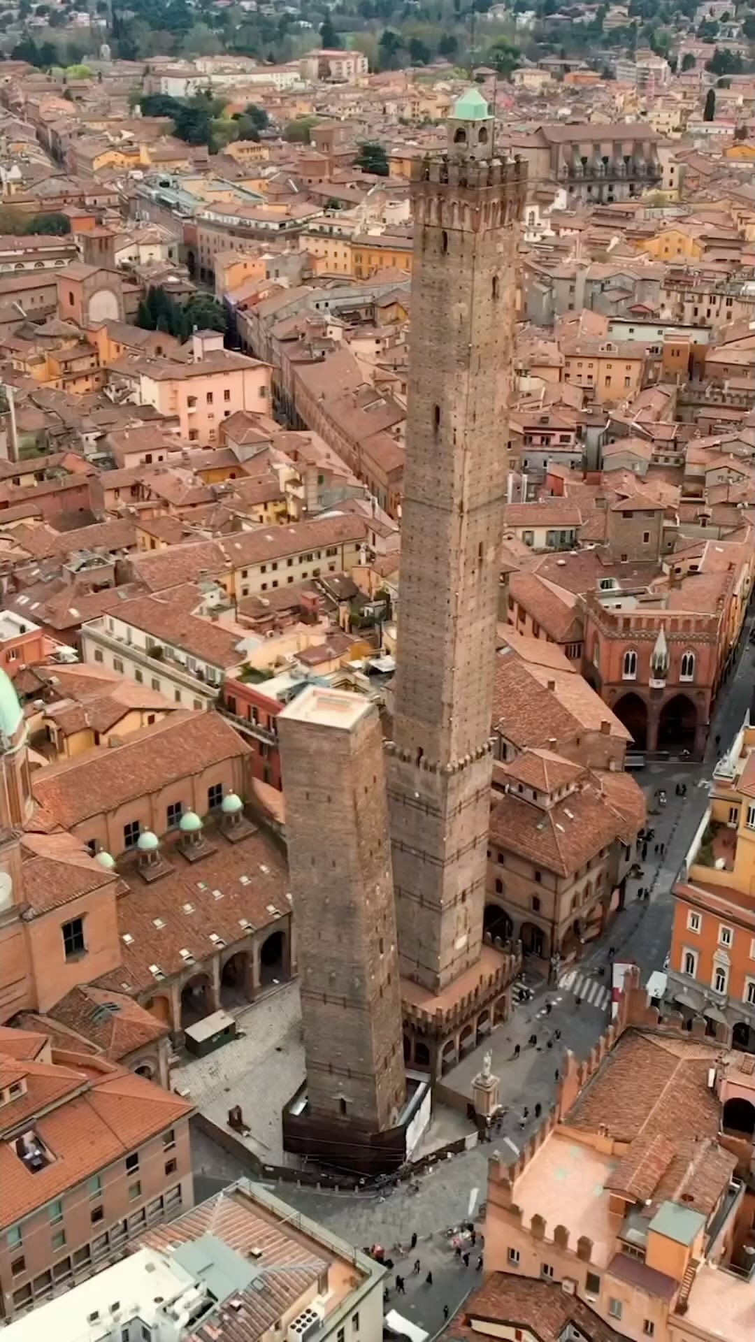 Spazio Italiano, Two Towers