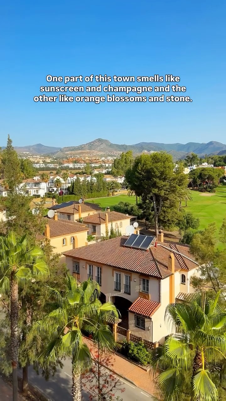 𝐃𝐫𝐢𝐬𝐡𝐭𝐢 | Road Trips & Unique Places, Plaza de los Naranjos