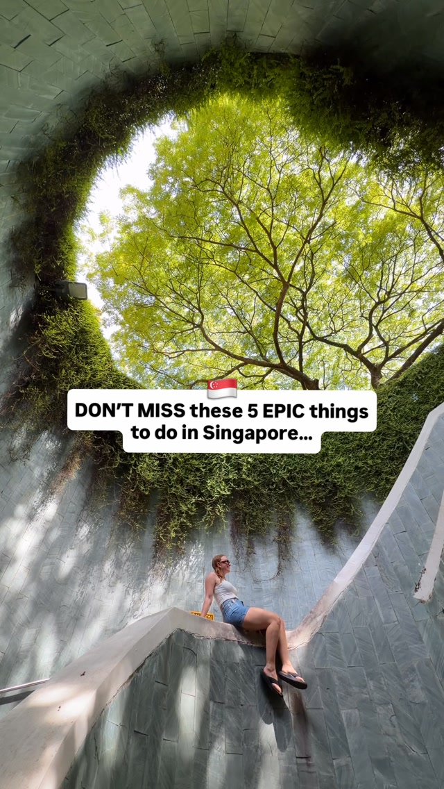 Britt & Mitch ✈ Australian Travel Creators, Merlion Park