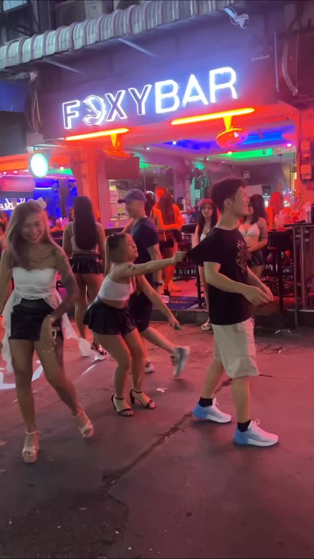 Pattaya vibes 🌃💃, Foxy Bar Soi 6
