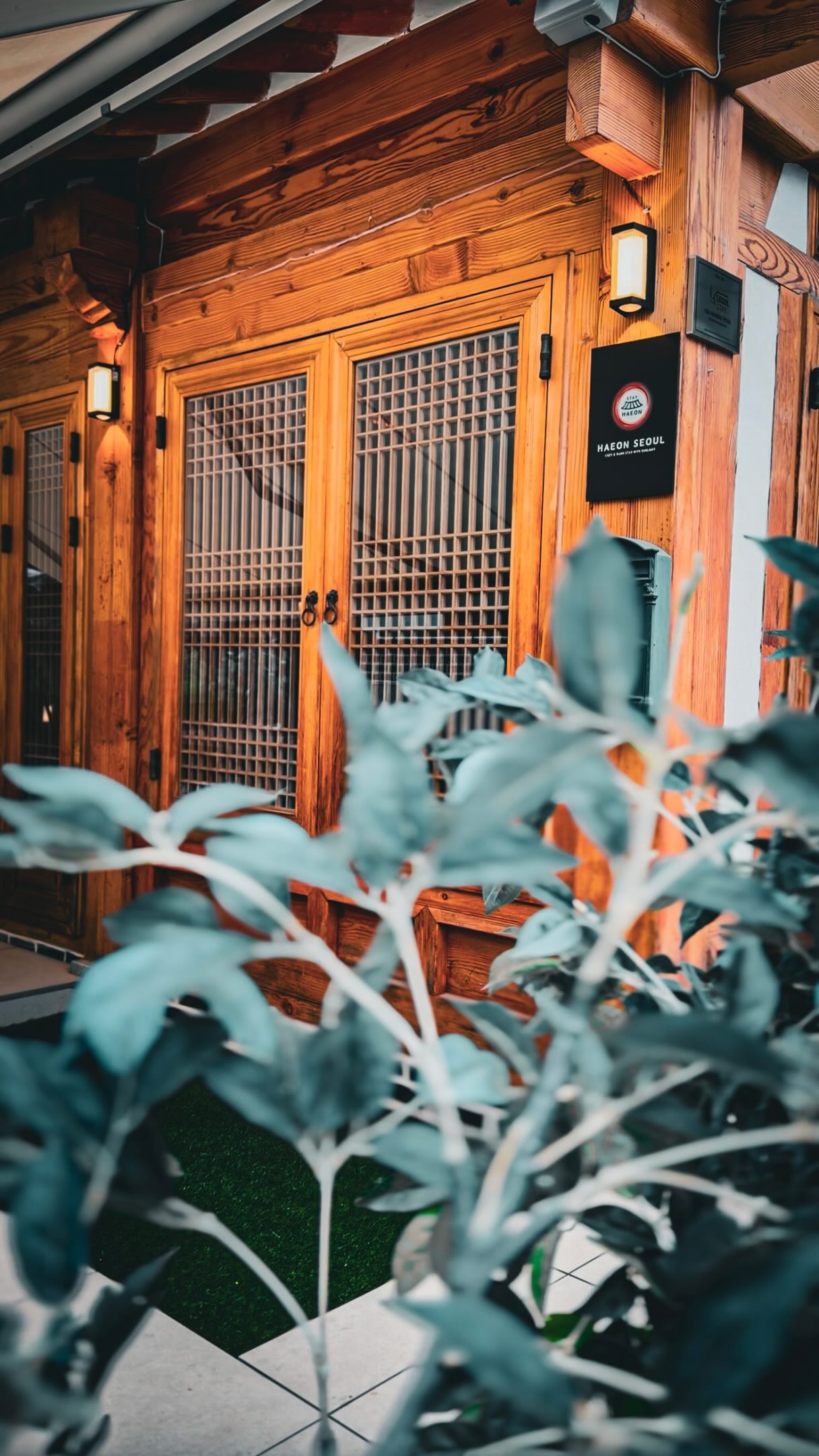 Heli & Leen Vyas | Minimal Style, Bukchon Hanok Village