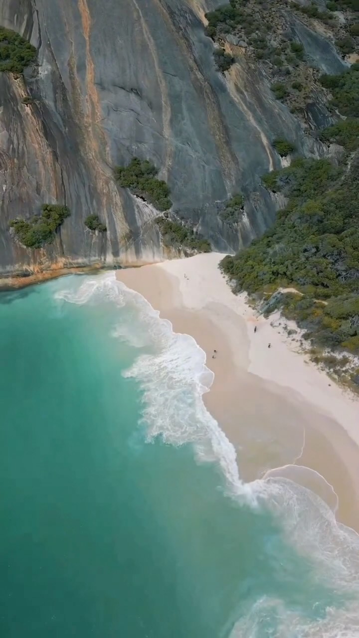 Dario & Cecilia | Adventure travel & VanLife in Australia, Misery Beach