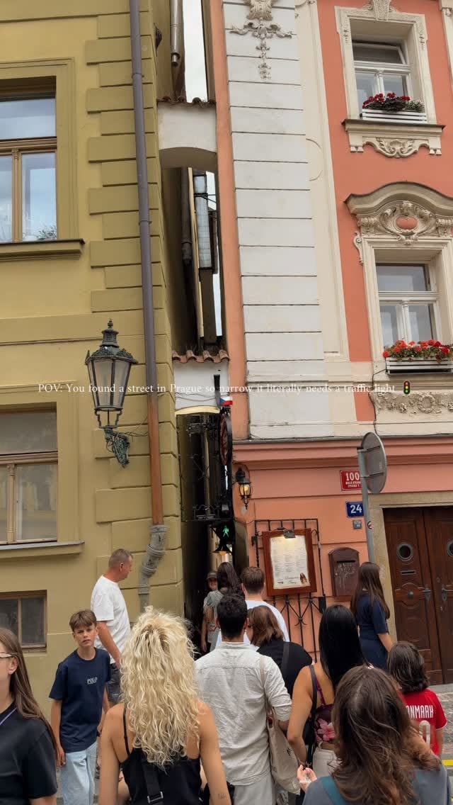Facebook, Charles Bridge