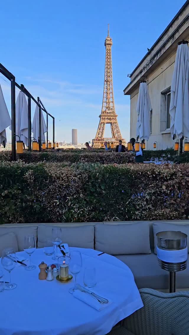 Facebook, Eiffel Tower