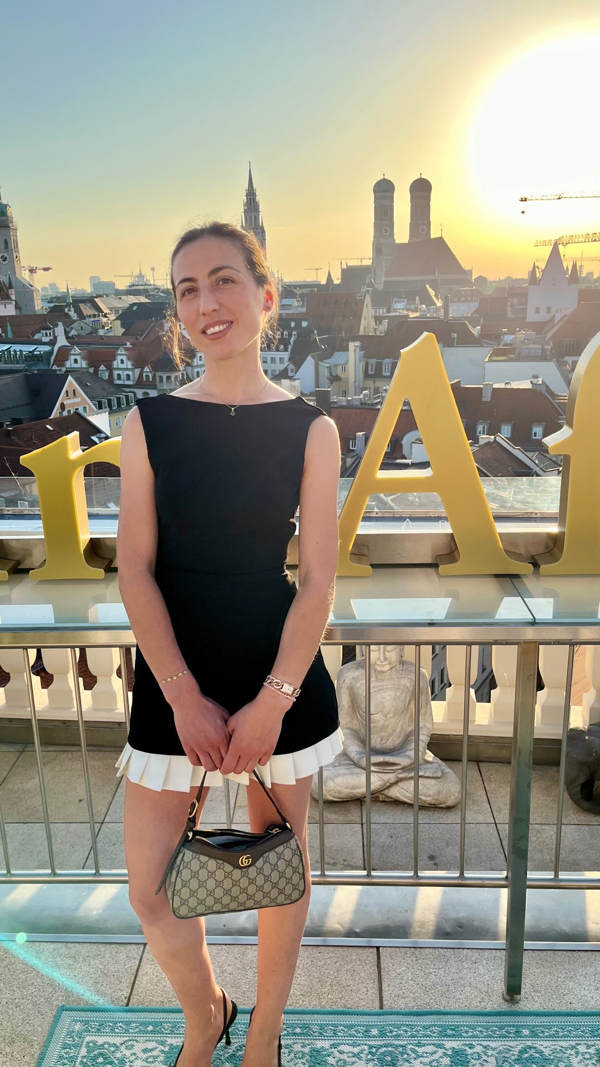 Katii, Frau im Mond - Dachterrasse