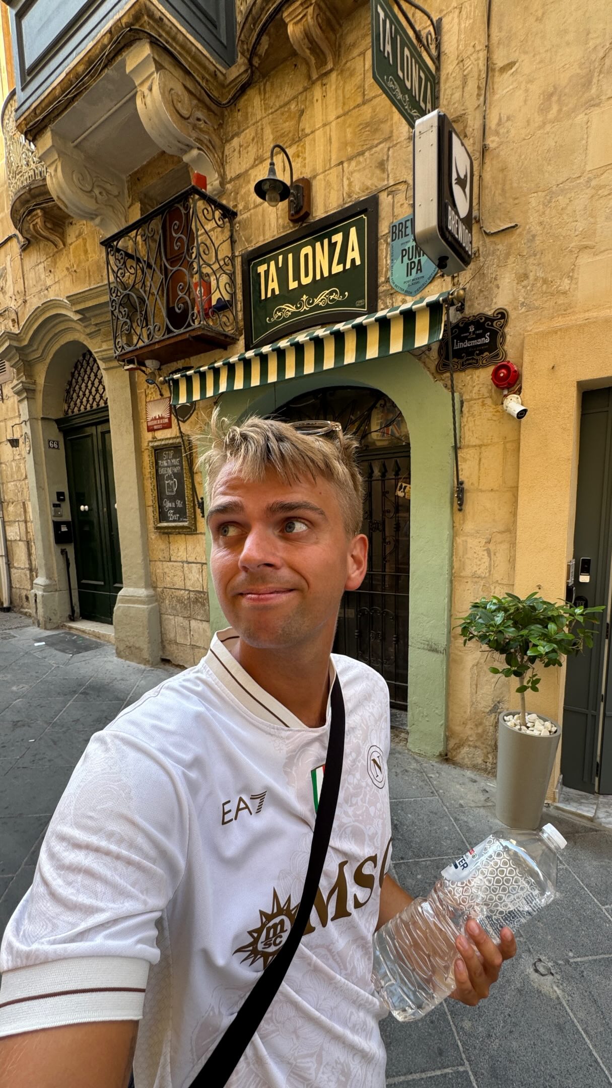 Simon Blok ✈️🌍, Grandmaster Palace Courtyard