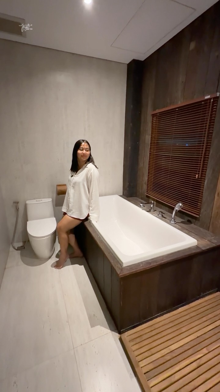 Jeje | Place to Go, Nest Coffee & Donuts