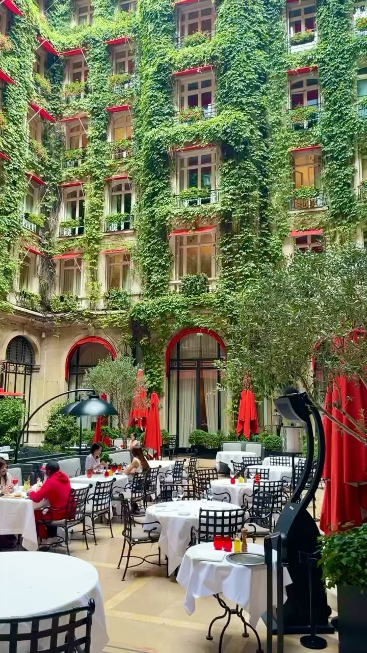 Garrett Gravesen, Hôtel Plaza Athénée